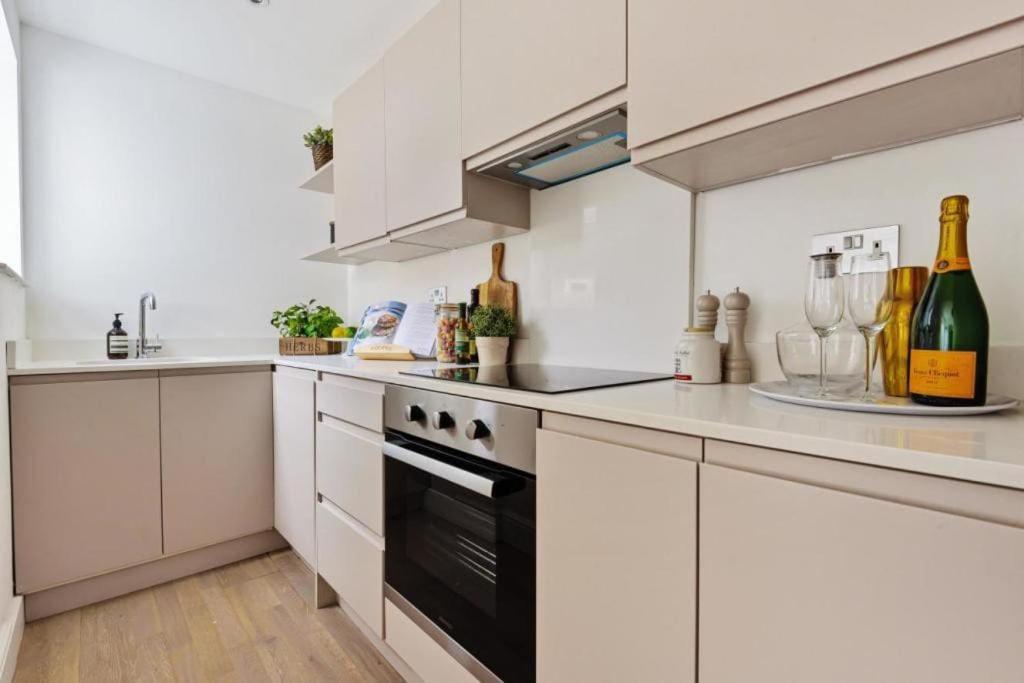 Amazing 3 Bed Interior Designed House With Garden - 114 The Hervey ลอนดอน ภายนอก รูปภาพ